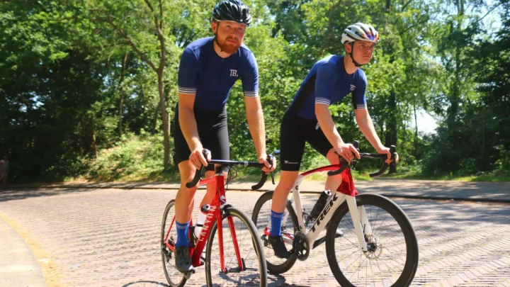 Luc en Wesley in TBT Custom fietskleding op kopje van bloemendaal 1