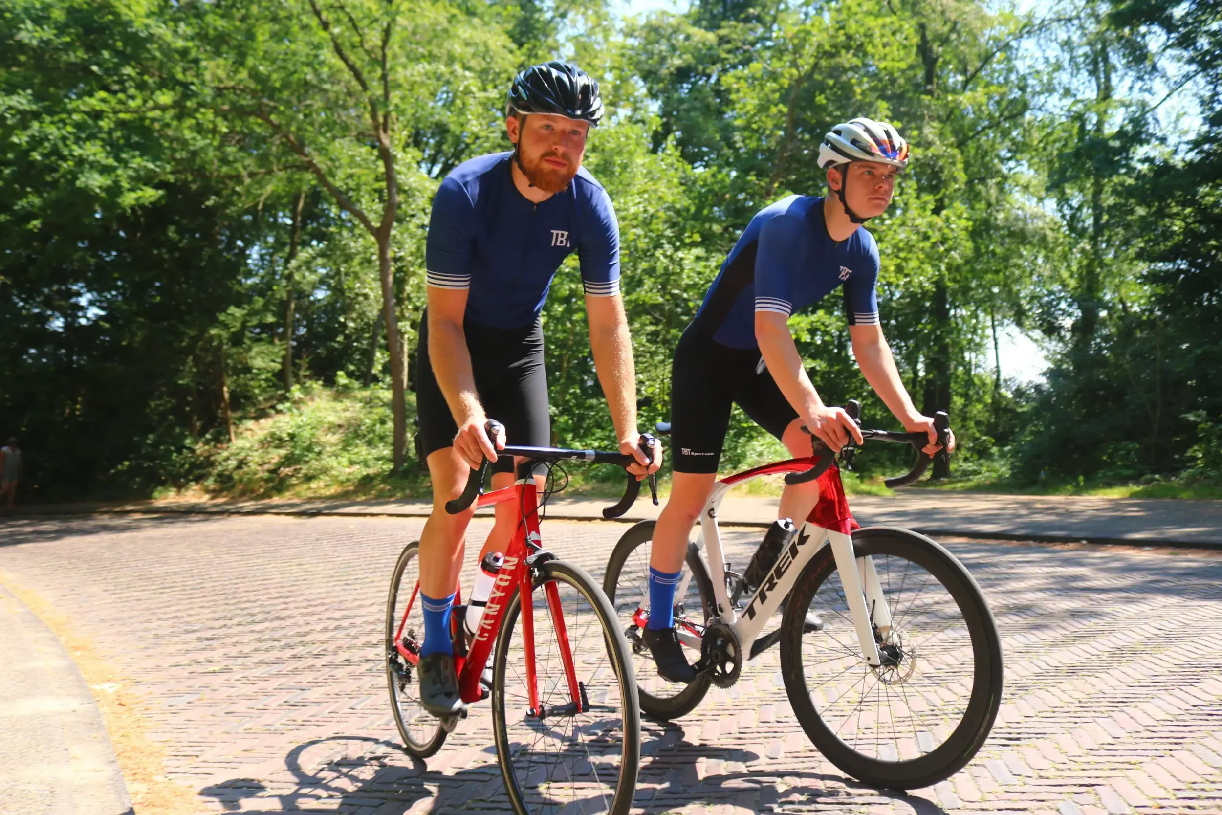 Luc en Wesley in TBT Custom fietskleding op kopje van bloemendaal 1