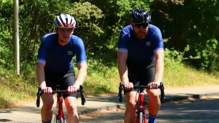 Luc en Wesley in TBT Custom fietskleding op kopje van bloemendaal