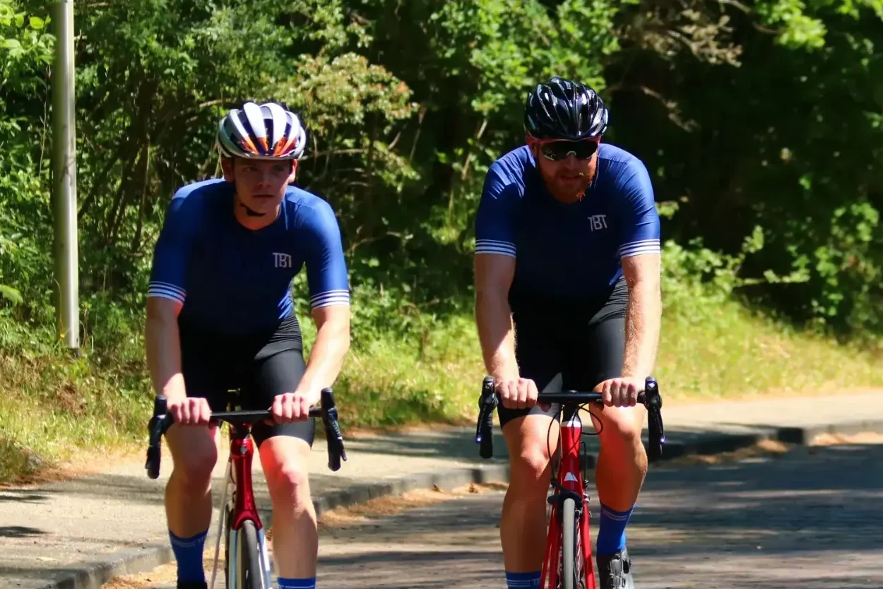 Luc en Wesley in TBT Custom fietskleding op kopje van bloemendaal