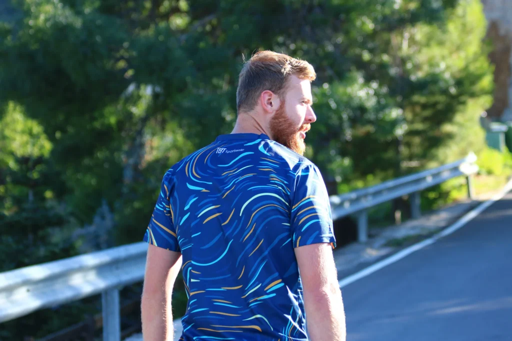 Achterkant van een custom sportshirt