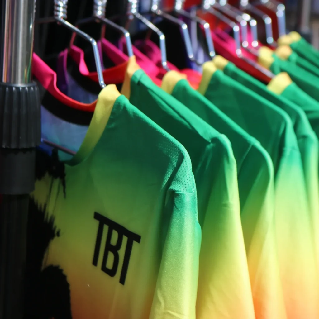 Paskleding op kledingrek
