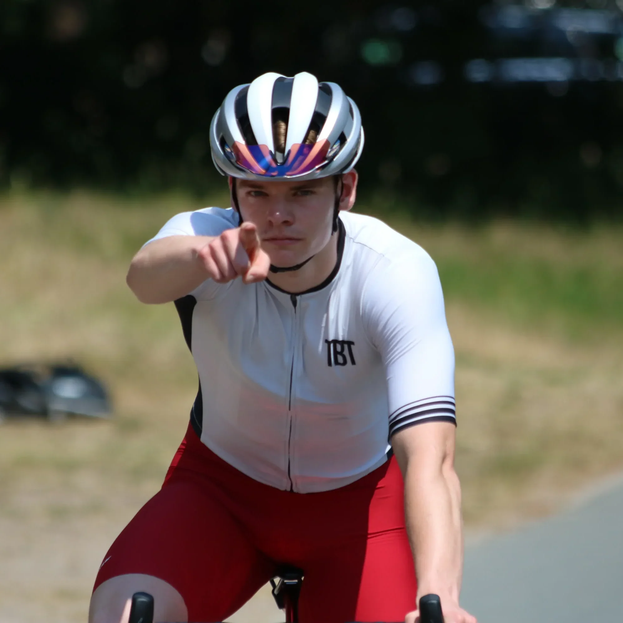 Wesley fietsend in TBT Custom fietskleding, een rode fietsbroek met een zilver fietsshirt
