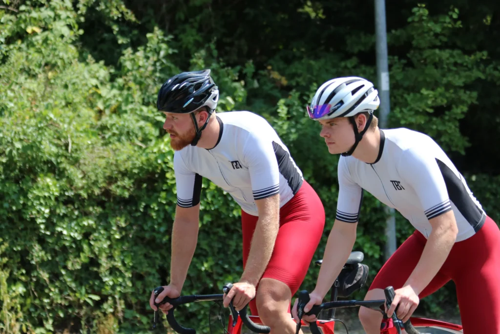TBT Zilver fietsshirt rode fietsbroek samen 1