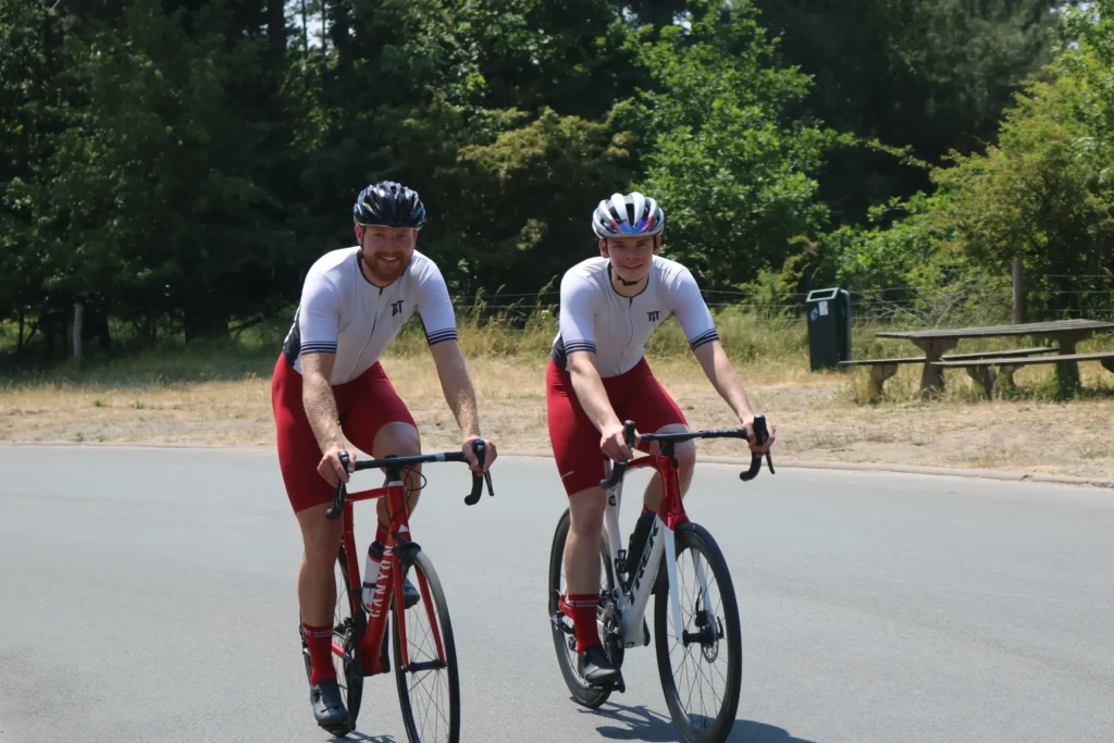 TBT Zilver fietsshirt rode fietsbroek samen