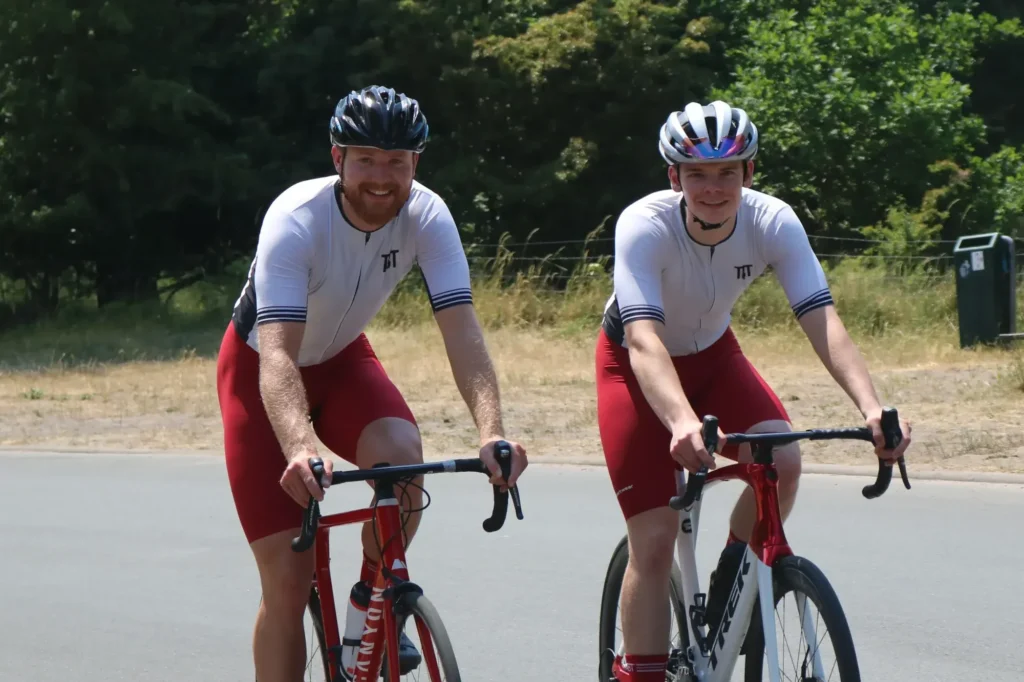 TBT Zilver fietsshirt rode fietsbroek samen