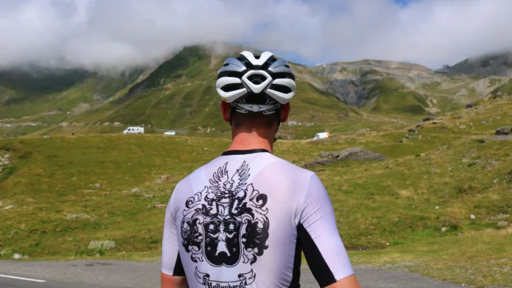 Wesley custom fietsshirt met rode fietsbroek op col du tourmalet 1