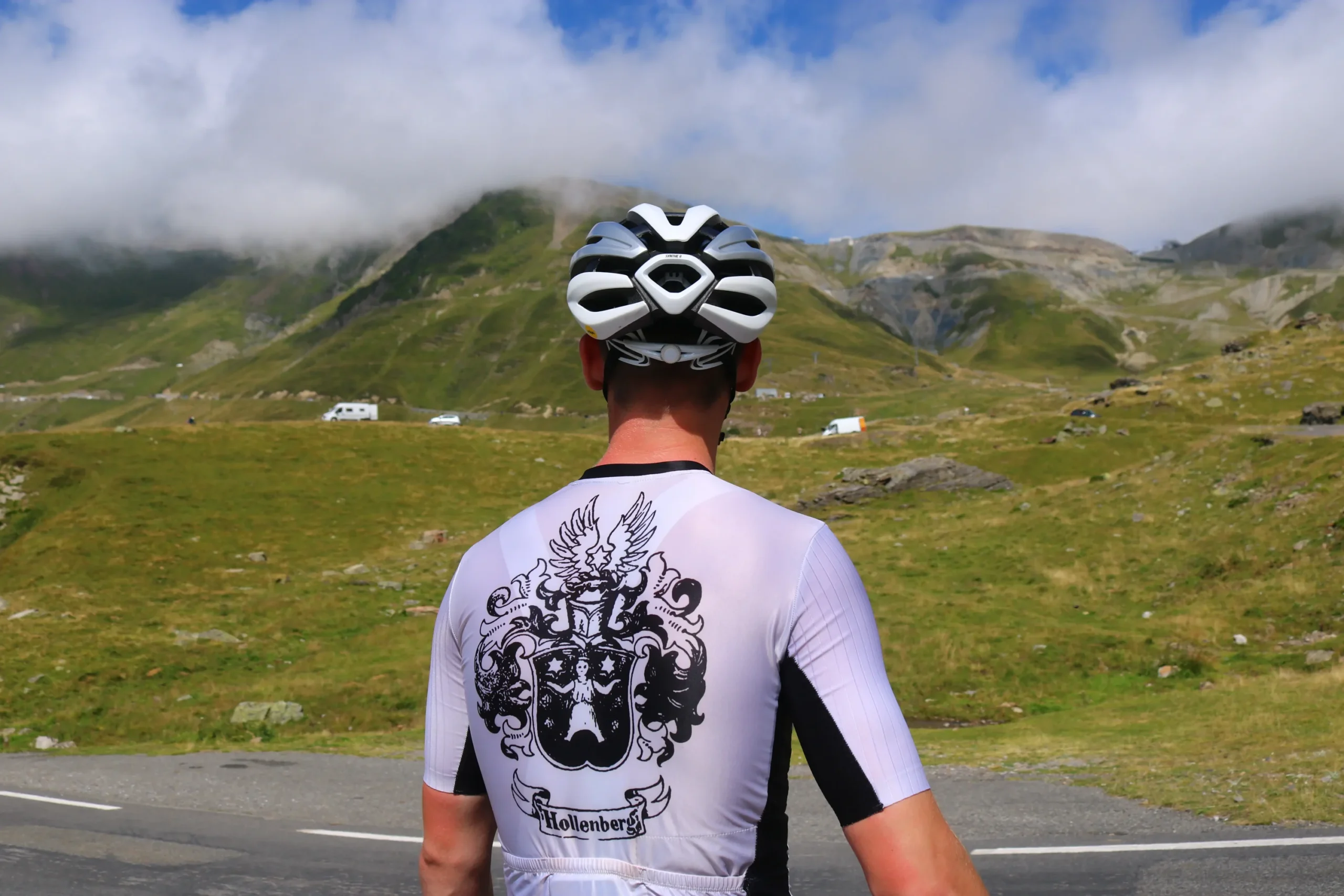 Wesley custom fietsshirt met rode fietsbroek op col du tourmalet 1