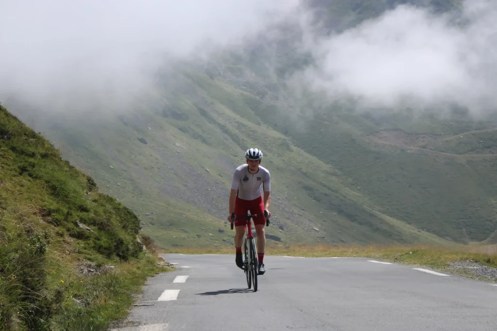 Wesley custom fietsshirt met rode fietsbroek op col du tourmalet 2