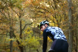 Fietsen in de herfst kleuren op de achtergrond