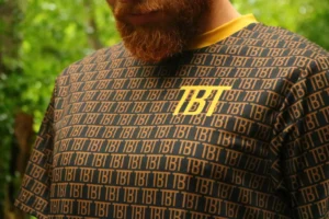 TBT Logotjes sportshirt closeup borst