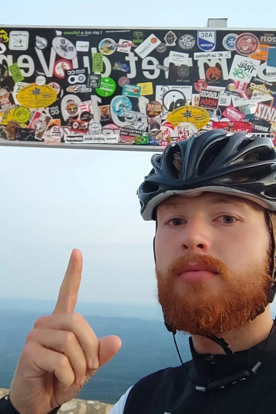 Luc heine voor de eerste keer boven op de mont vetoux tijdens zijn 6x mont ventoux tocht