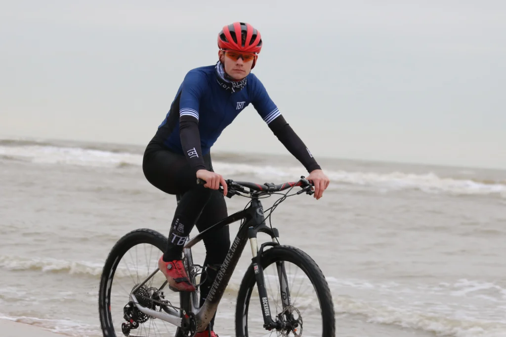 Wesley in eigen ontworpen MTB Keding op het strand