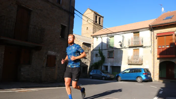 Luc Heine aan het hardlopen in spanje met het TBT Custom van gogh sportshirt