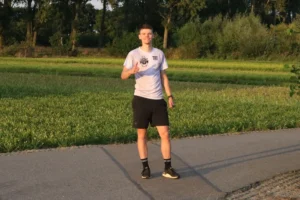 Wesley in een eigen ontworpen sportshirt 1