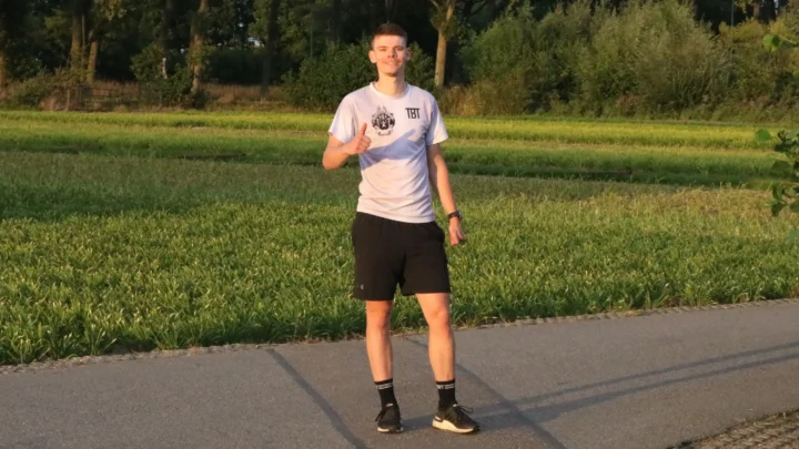 Wesley in een eigen ontworpen sportshirt 1