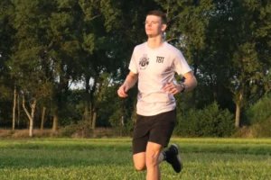 Wesley in een eigen ontworpen sportshirt 2