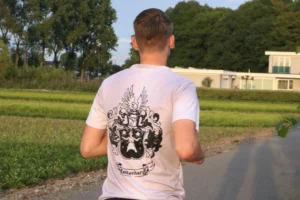 Wesley in een eigen ontworpen sportshirt 3