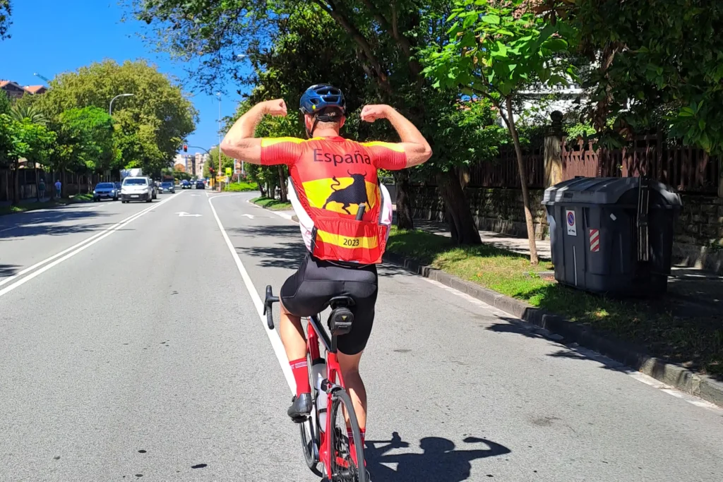 Luc in een TBT Custom wielerkleding spanje design in san sabastian