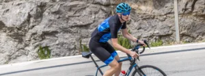 Thijs van Tol klimmen in een TBT Custom wielerkleding set