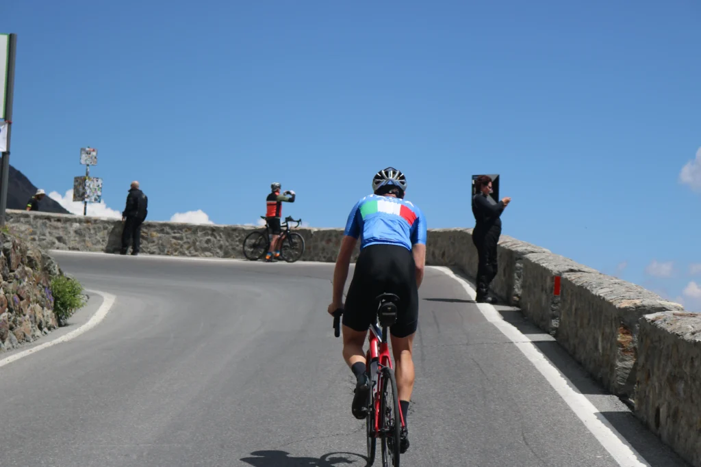 Luc Heine klimmend op de stelvio In een eigen ontworpen climb wielershirt