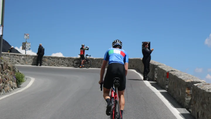Luc Heine klimmend op de stelvio In een eigen ontworpen climb wielershirt