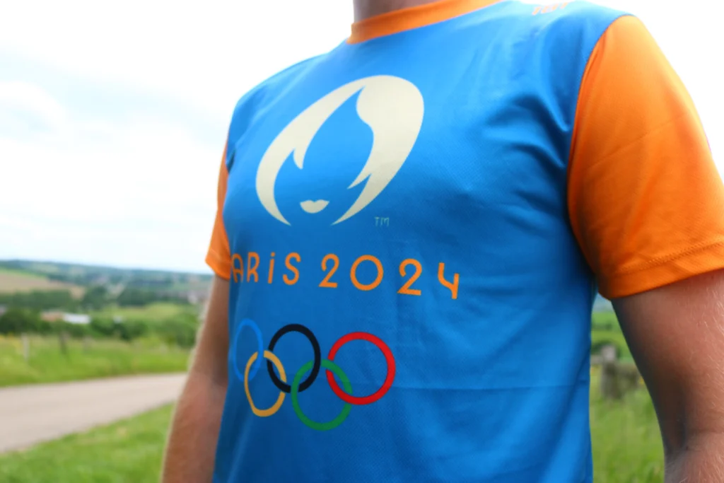 TBT Eigen ontworpen sportshirt voor de olympische spelen in parijs 2024 Borst detail foto