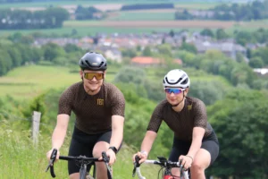 Tristan-en-claretta-klimmend-op-de-gulpenberg-in-zuide-limburg-met-TBT-Wielershirt-aan