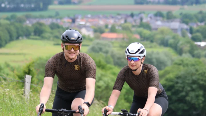 Tristan-en-claretta-klimmend-op-de-gulpenberg-in-zuide-limburg-met-TBT-Wielershirt-aan