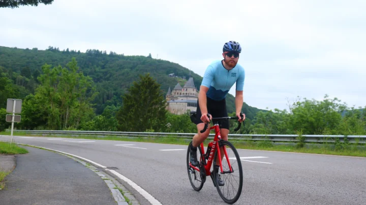 Luc heine in zijn eigen ontworpen wielershirt klimmen in Vianden, Luxemburg