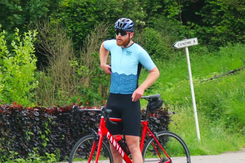 Luc heine in zijn eigen ontworpen wielershirt klaar voor een wielretocht in Vianden, Luxemburg