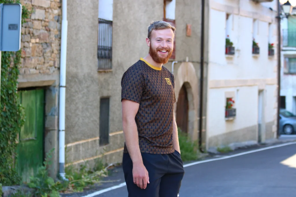 Luc met een custom sportshirt