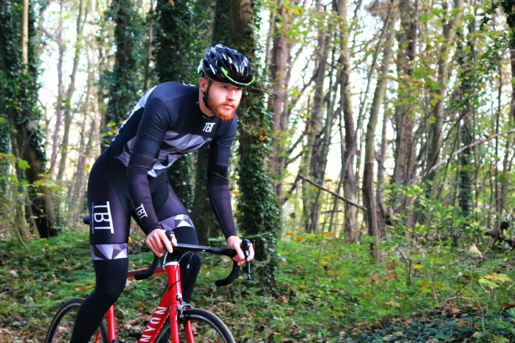 Luc fietsend door de bossen met TBT Custom wielerkleding