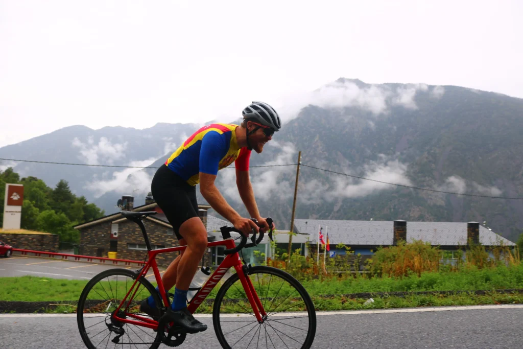 Luc klimmen in andorra met een TBT Custom andorra wielershirt