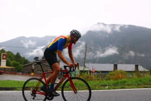 Luc klimmen in andorra met een TBT Custom andorra wielershirt