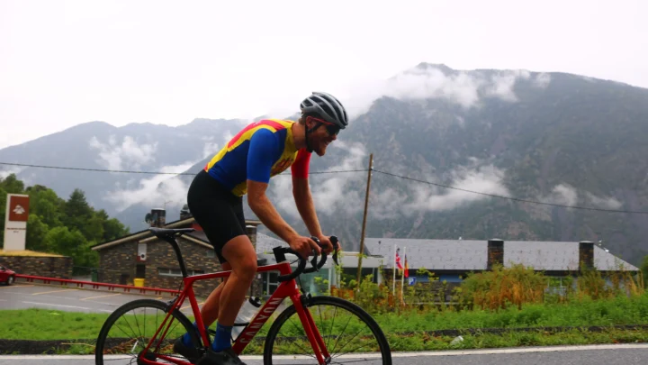 Luc klimmen in andorra met een TBT Custom andorra wielershirt