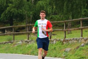 Wesley met een egen ontworpen sportshirt in sicilia style