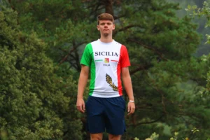 Het bedrukken van wielershirts is onze specialiteit. Onze hoofwaardige printers kunnen de wielerkleding voorzien van scherpe details en honderden kleuren. Het beste nieuws: het design wordt ontworpen door jou! Jij kunt ons al jouw wensen vertellen. Vervolgens zetten onze vakkundige designers jouw ideeën om naar een professioneel design. Uiteraard kan je ook een globaal ontwerpidee doorsturen zodat wij een passend design voor jou kunnen maken. Wij gaan de wielershirts pas bedrukken wanneer jij helemaal tevreden bent met jouw ontwerp!