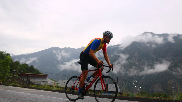 Wielrennen in Andorra in de mist