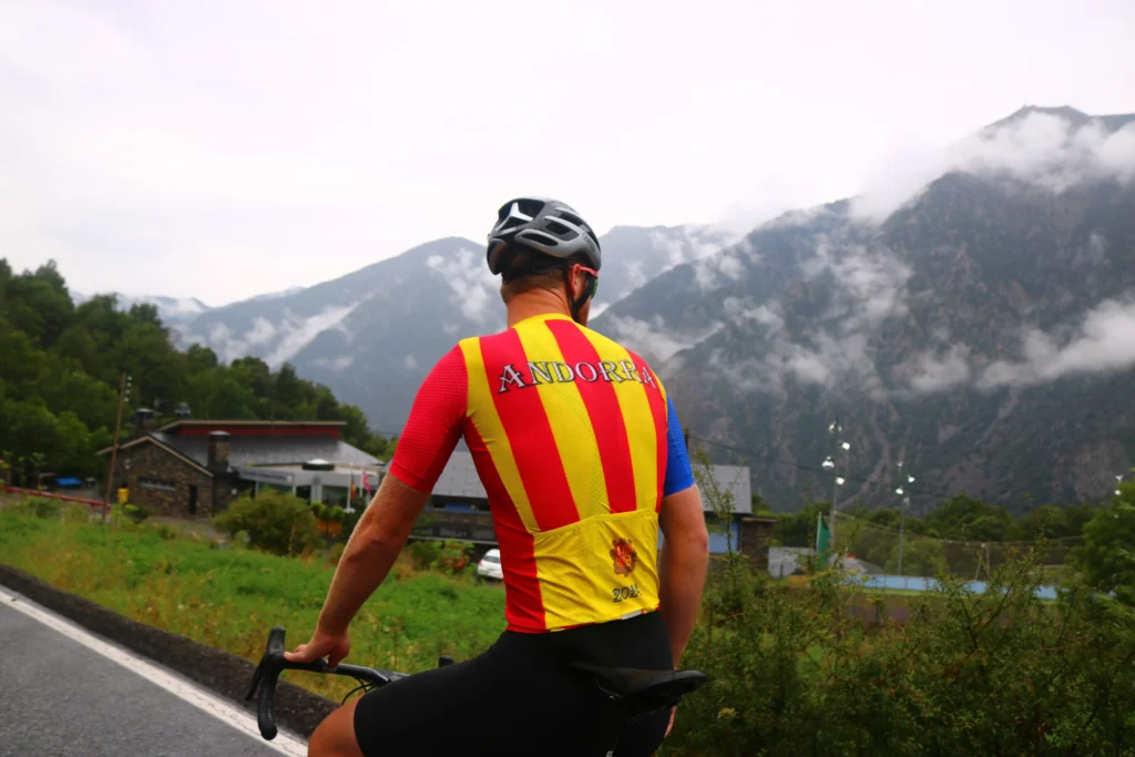 Luc heine in andorra met een custom TBT Andorra wielershirt