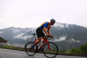 Luc heine in andorra met een custom TBT Andorra wielershirt klimmend