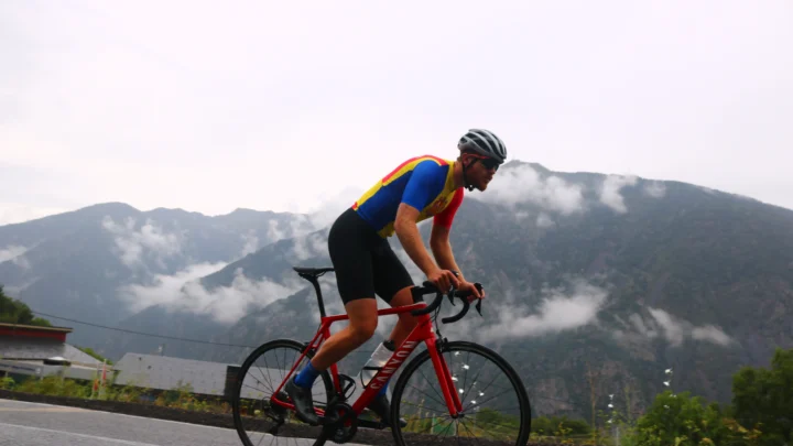 Luc heine in andorra met een custom TBT Andorra wielershirt klimmend