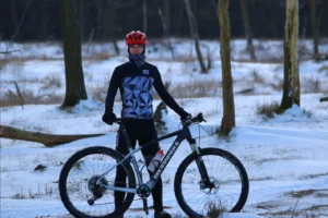 Wesley met mountainbike in de sneeuw