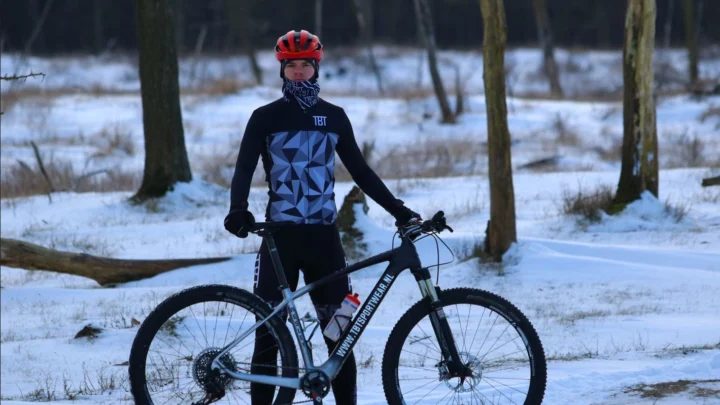 Wesley met mountainbike in de sneeuw