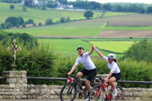 2 wielrenners op de camerig in limburg
