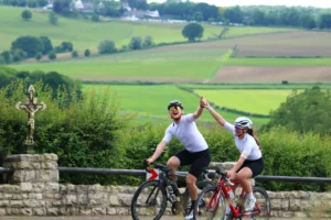 Twee wielrenners samen op een beklimming