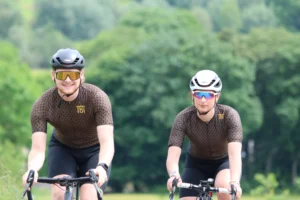 Twee wielrenners in TBT Sportwear wielerkleding