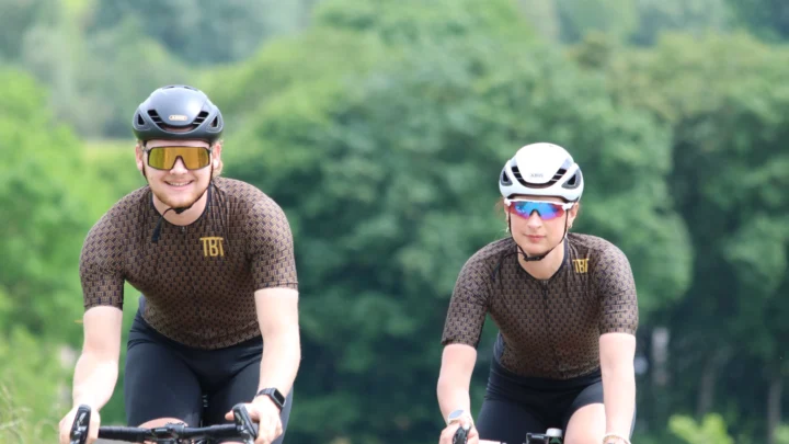Twee wielrenners in TBT Sportwear wielerkleding