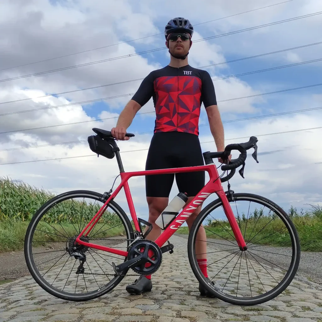 Wielrenner met fiets op kasseienstrook