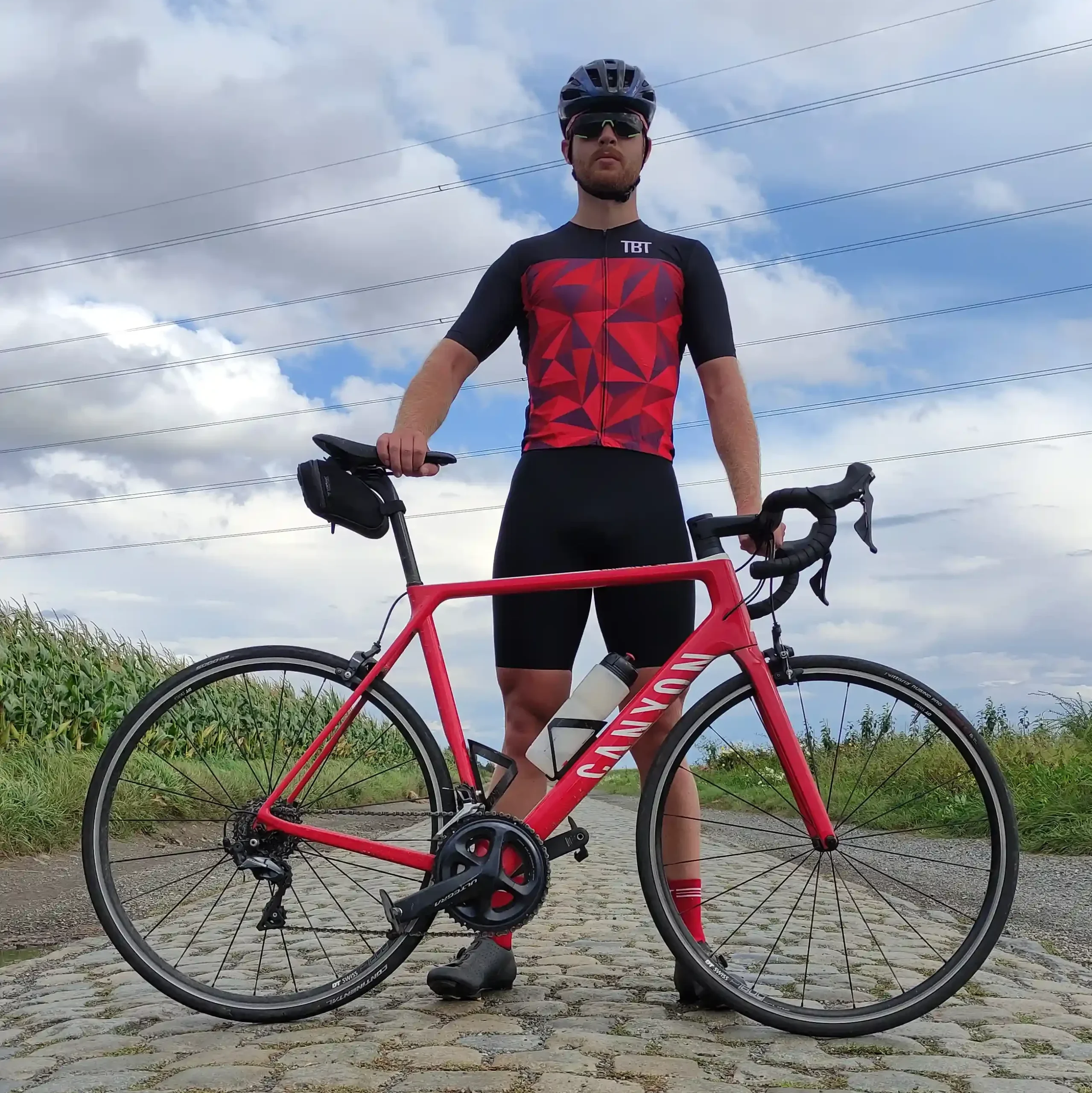 Wielrenner met fiets op kasseienstrook